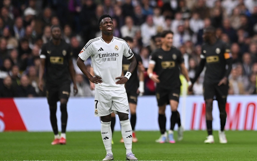 Vinicius Jr bị chính NHM Real Madrid la ó (Ảnh: Mundo).